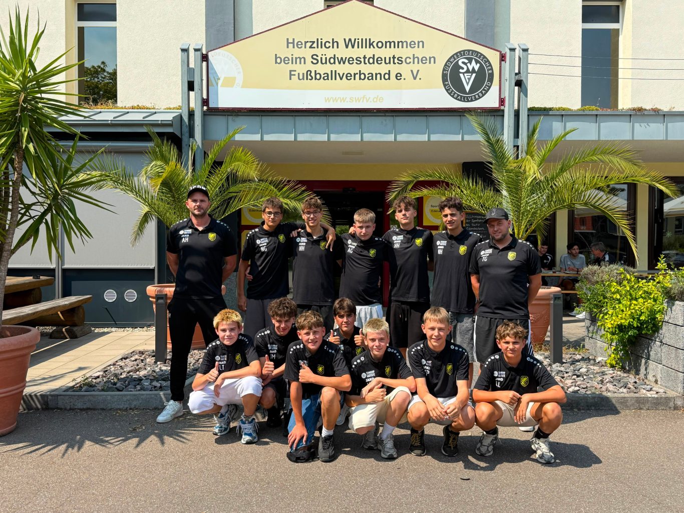 Gruppenbild vor dem DFB Hotel in Edenkoben